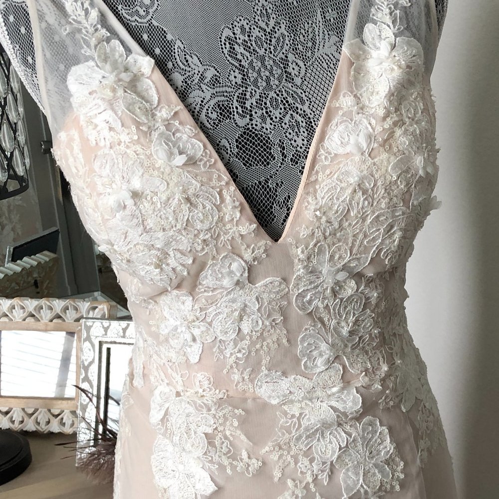 Melissa Sweet lace plunge wedding dress Sz 8 +  belt & veil - Picture 7 of 16